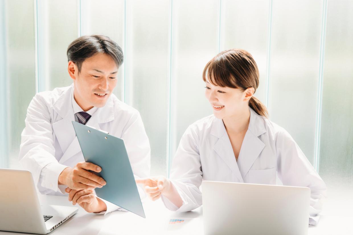 話し合う二人の医師